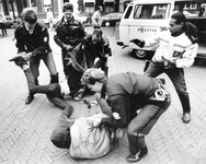351365 Afbeelding van een hardhandige confrontatie tussen jongeren en de politie op het Domplein te Utrecht, tijdens ...